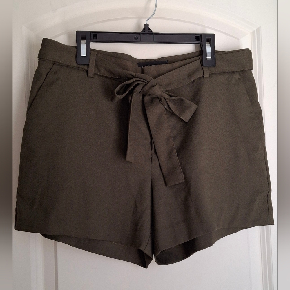 Banana república olive green formal short size 6